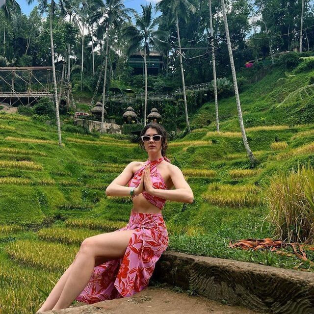 Burcu Özberk, dekolteden vazgeçmiyor. - Resim: 6