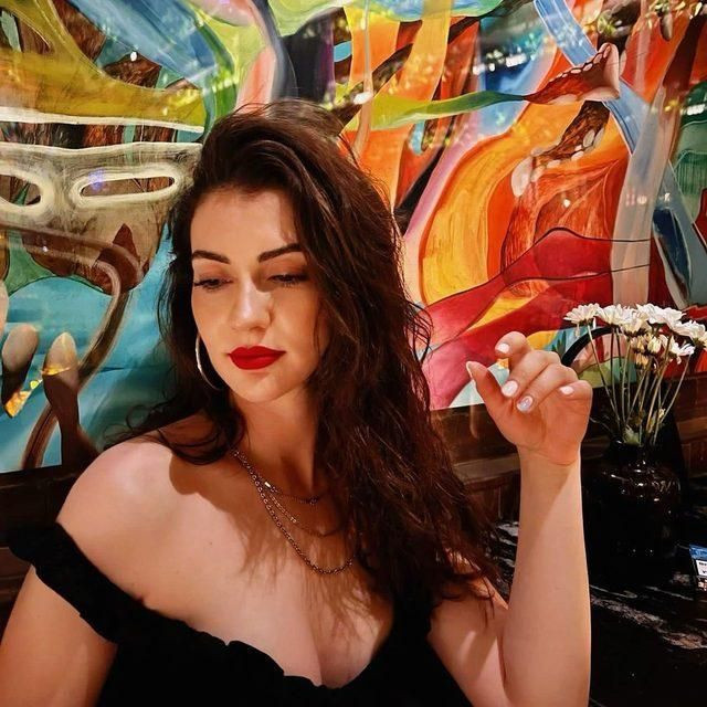 Burcu Özberk, dekolteden vazgeçmiyor. - Resim: 3