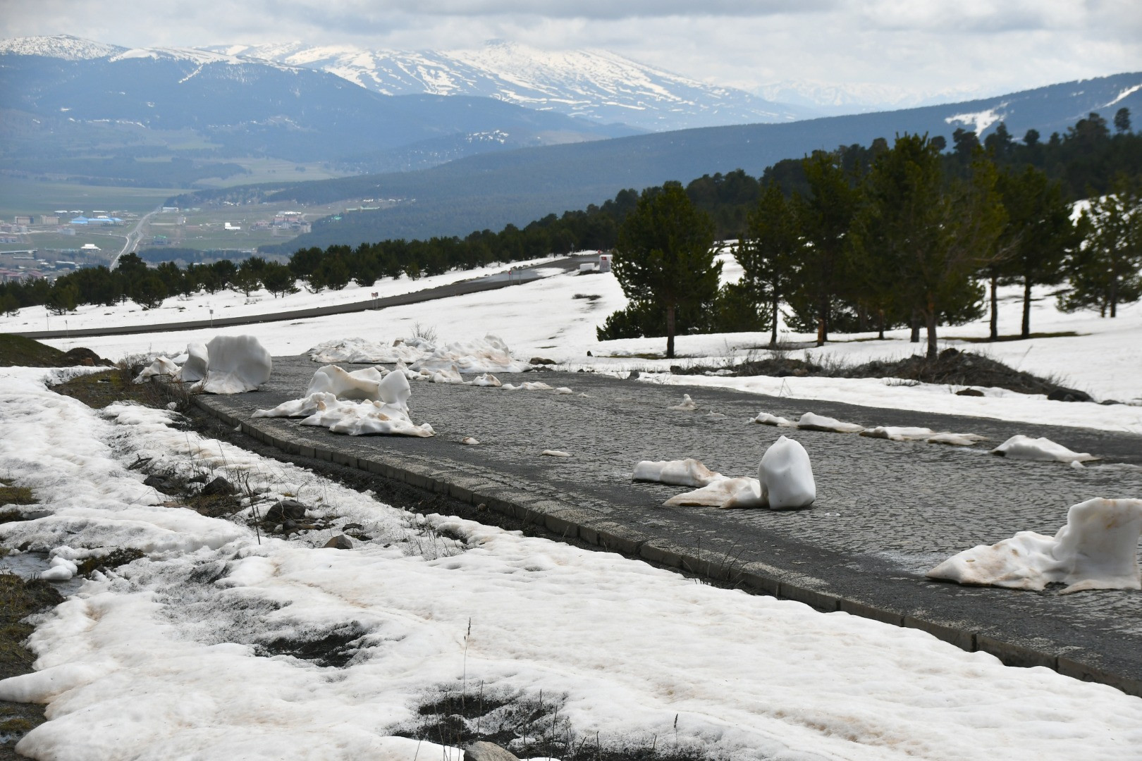 Görenler hayret ediyor. Sarıkamış'ta aynı anda iki mevsim - Resim: 1