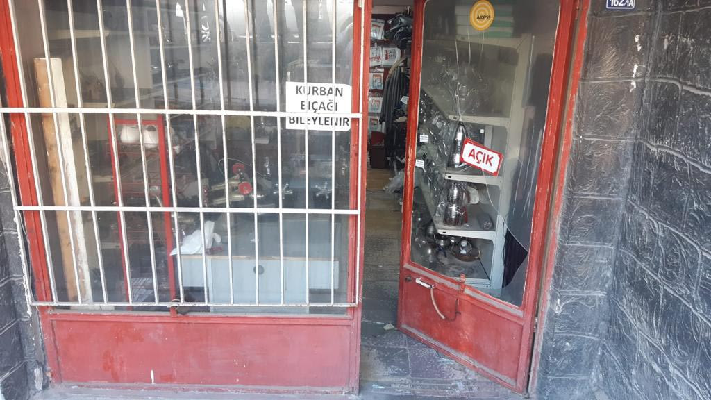 Çaycı dehşet saçtı. Kendisinden çay almayan ne kadar esnaf varsa camını çerçevesini aşağı indirdi - Resim: 4