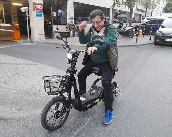 Ayna’nın solisti Erhan Güleryüz yıllar sonra gözlüksüz görüntülendi! İşte son hali - Resim: 5