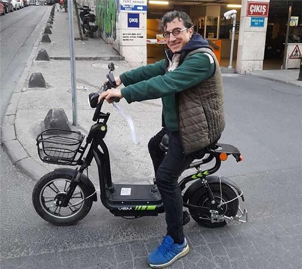 Ayna’nın solisti Erhan Güleryüz yıllar sonra gözlüksüz görüntülendi! İşte son hali - Resim: 4