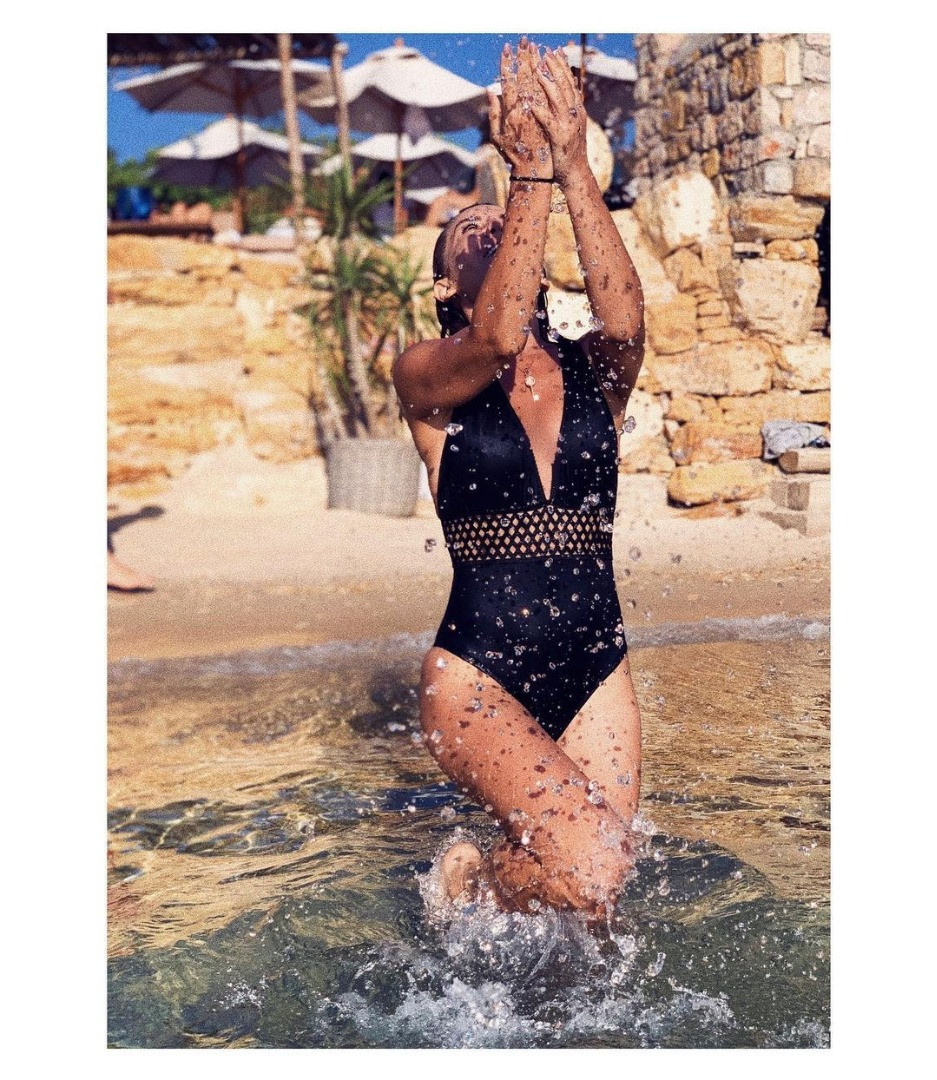 Esra Erol'un kardeşi Eda Erol'dan göbek dekolteli poz! Karın kaslarını sergiledi - Resim: 37