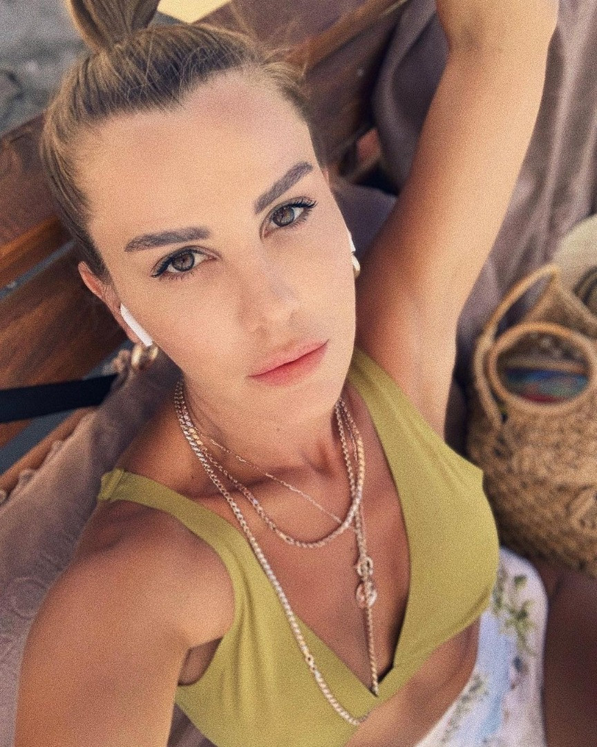 Esra Erol'un kardeşi Eda Erol'dan göbek dekolteli poz! Karın kaslarını sergiledi - Resim: 26