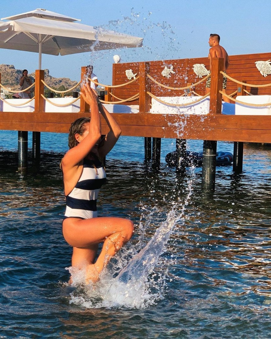 Esra Erol'un kardeşi Eda Erol'dan göbek dekolteli poz! Karın kaslarını sergiledi - Resim: 25