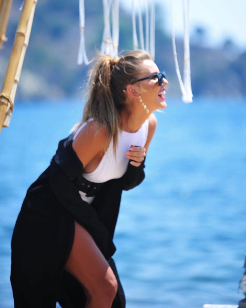 Esra Erol'un kardeşi Eda Erol'dan göbek dekolteli poz! Karın kaslarını sergiledi - Resim: 21