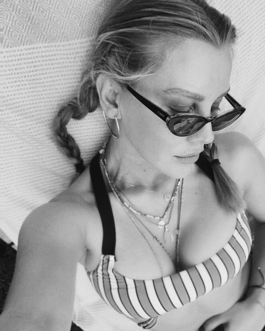 Esra Erol'un kardeşi Eda Erol'dan göbek dekolteli poz! Karın kaslarını sergiledi - Resim: 23