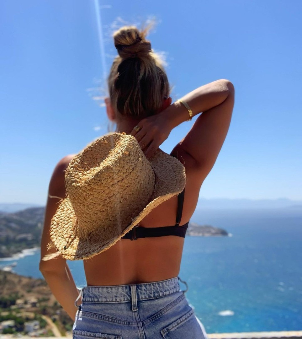 Esra Erol'un kardeşi Eda Erol'dan göbek dekolteli poz! Karın kaslarını sergiledi - Resim: 20