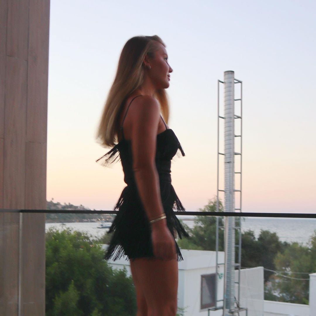 Esra Erol'un kardeşi Eda Erol'dan göbek dekolteli poz! Karın kaslarını sergiledi - Resim: 6