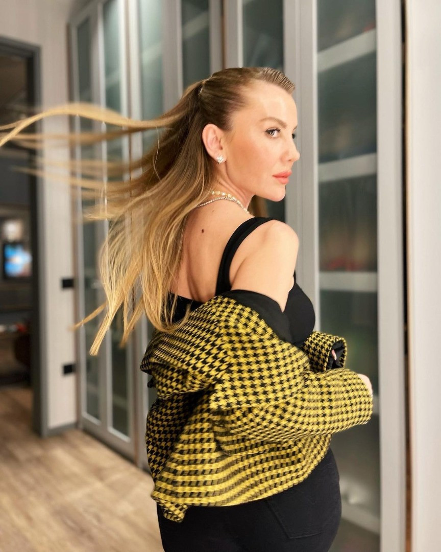 Esra Erol'un kardeşi Eda Erol'dan göbek dekolteli poz! Karın kaslarını sergiledi - Resim: 9