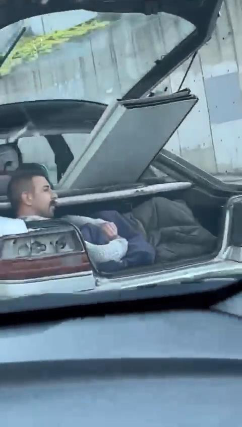 Bu işte bir terslik var: Malzemeleri aracın içinde yolcuyu bagajda taşıdılar - Resim: 4