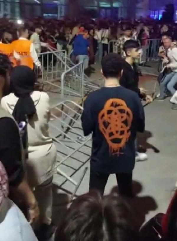 İrem Derici, konserinde çıkan kavgada, polis biber gazı kullandı - Resim: 9