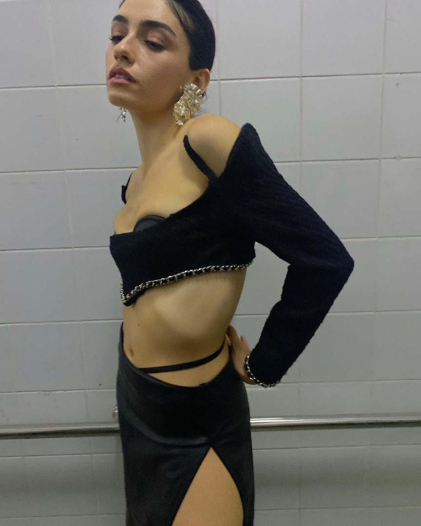 Hazar Ergüçlü’den sütyensiz protesto! Melis Sezen'e destek verdi - Resim: 14