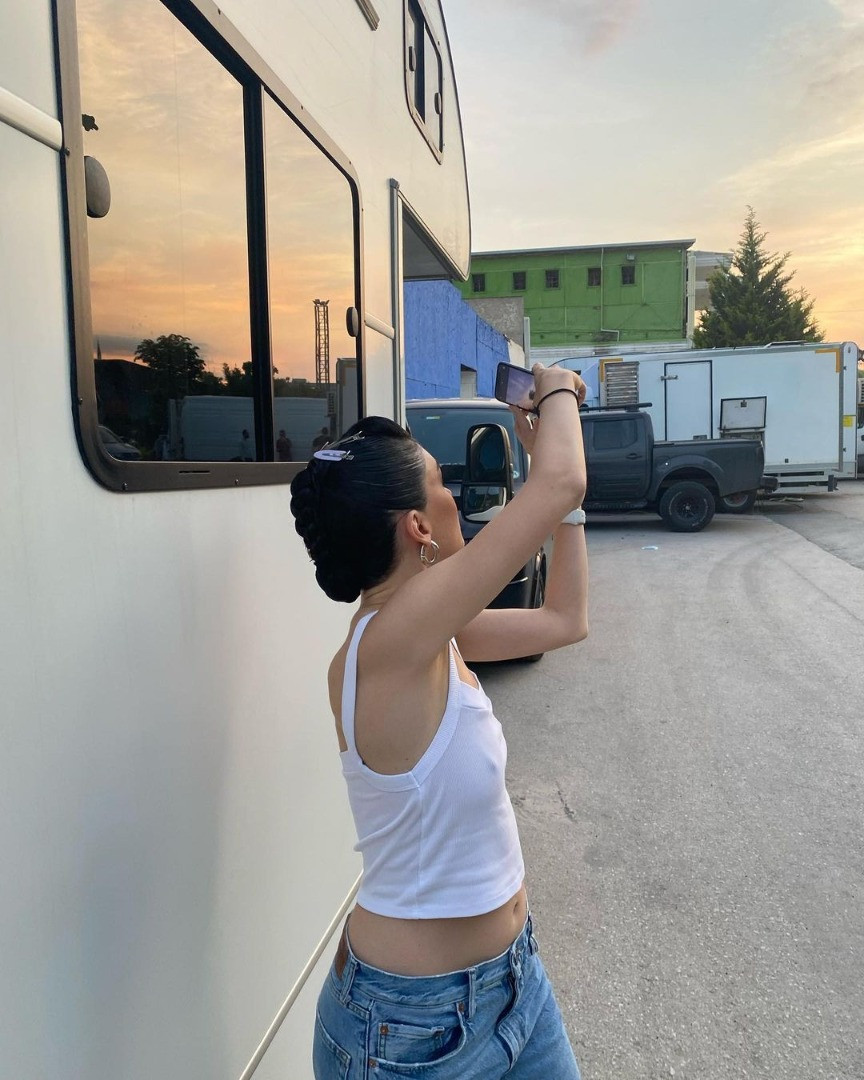 Hazar Ergüçlü’den sütyensiz protesto! Melis Sezen'e destek verdi - Resim: 11