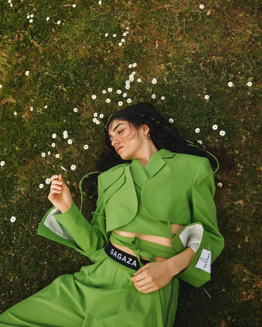 Hazar Ergüçlü’den sütyensiz protesto! Melis Sezen'e destek verdi - Resim: 15