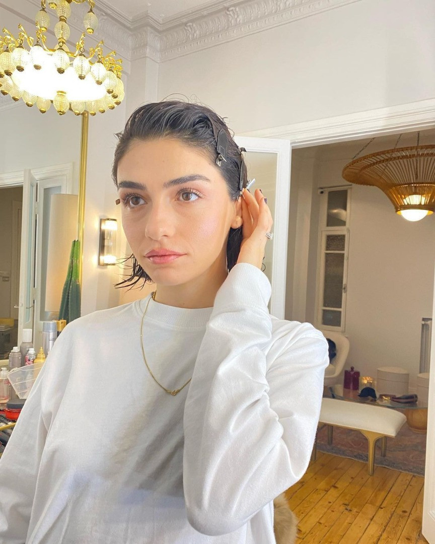 Hazar Ergüçlü’den sütyensiz protesto! Melis Sezen'e destek verdi - Resim: 3