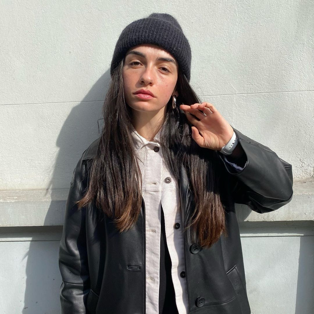 Hazar Ergüçlü’den sütyensiz protesto! Melis Sezen'e destek verdi - Resim: 1