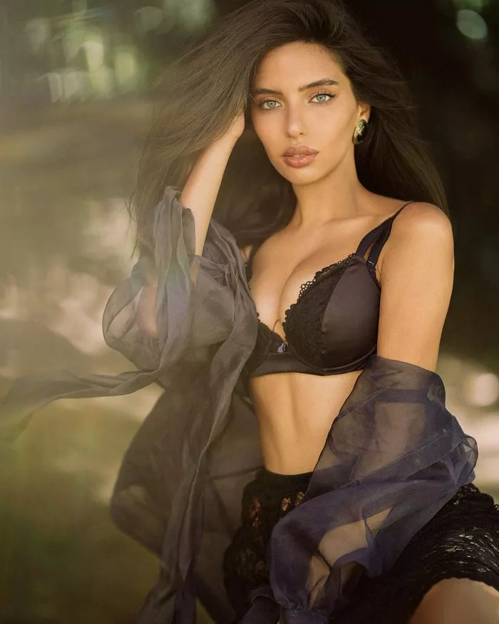 Ünlü futbolcu İlkay Gündoğan ile evlenen, İtalyan model Sara Arfaoui güzelliği ile büyülüyor - Resim: 16