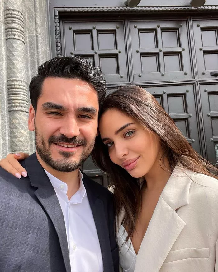 Ünlü futbolcu İlkay Gündoğan ile evlenen, İtalyan model Sara Arfaoui güzelliği ile büyülüyor - Resim: 5