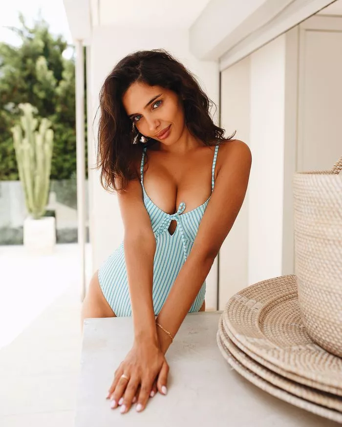 Ünlü futbolcu İlkay Gündoğan ile evlenen, İtalyan model Sara Arfaoui güzelliği ile büyülüyor - Resim: 4