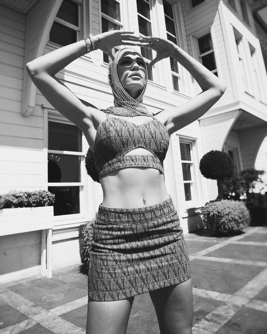 Serenay Sarıkaya, aksesuarı ile alay konusu olunca, Danla Biliç gönderme yaptı: Boşver Serenay anlayamazlar - Resim: 14