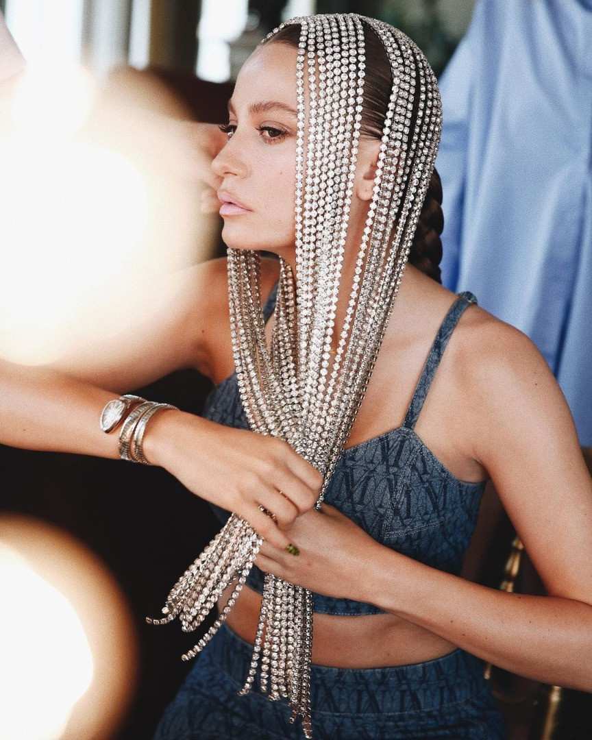 Serenay Sarıkaya, aksesuarı ile alay konusu olunca, Danla Biliç gönderme yaptı: Boşver Serenay anlayamazlar - Resim: 12