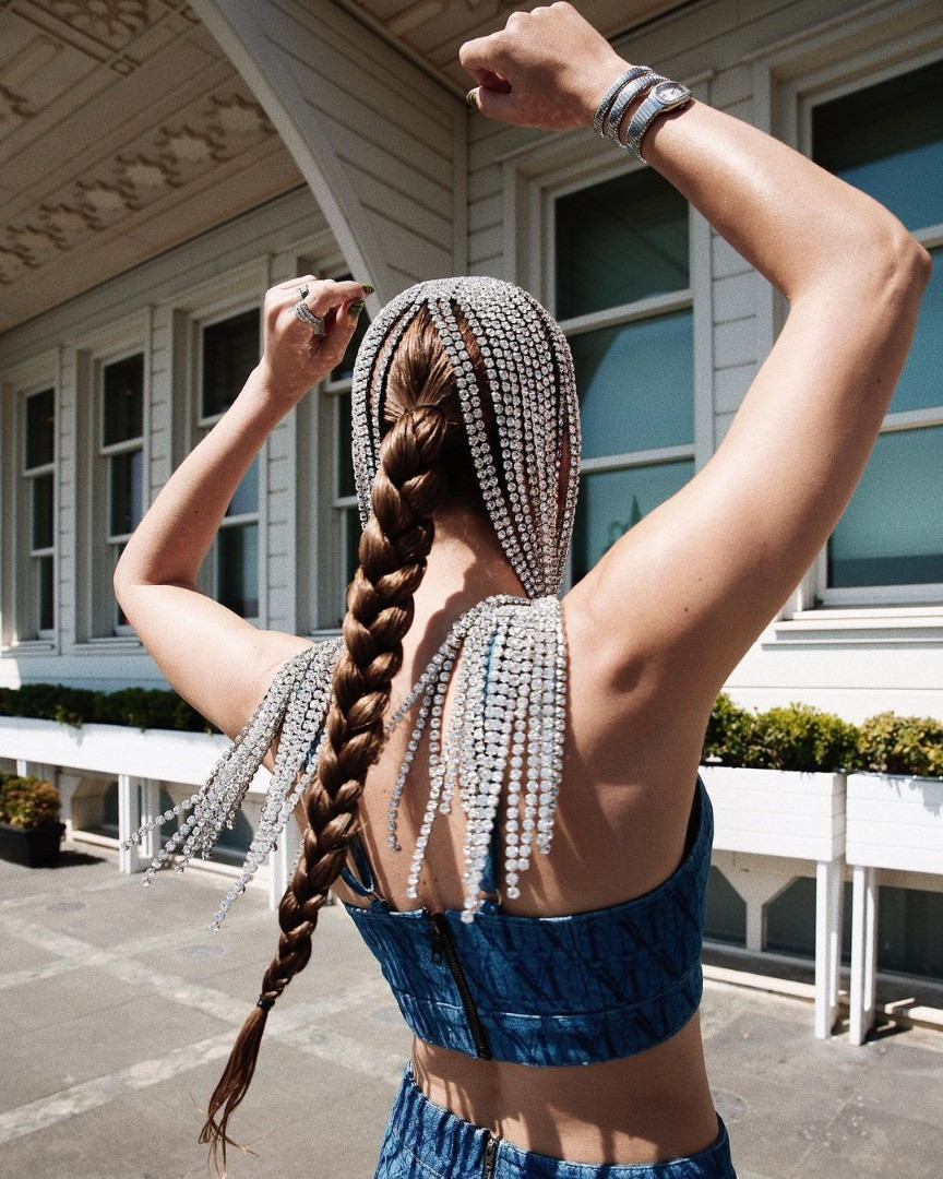 Serenay Sarıkaya, aksesuarı ile alay konusu olunca, Danla Biliç gönderme yaptı: Boşver Serenay anlayamazlar - Resim: 13