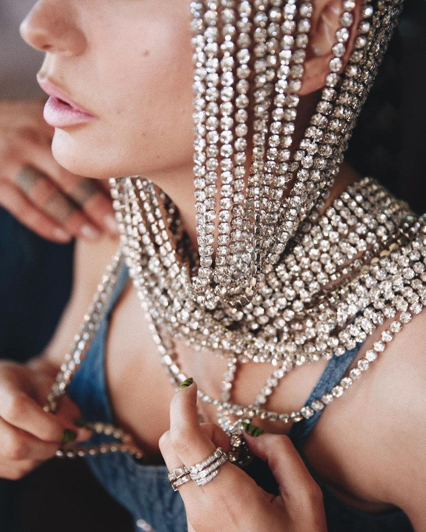 Serenay Sarıkaya, aksesuarı ile alay konusu olunca, Danla Biliç gönderme yaptı: Boşver Serenay anlayamazlar - Resim: 10