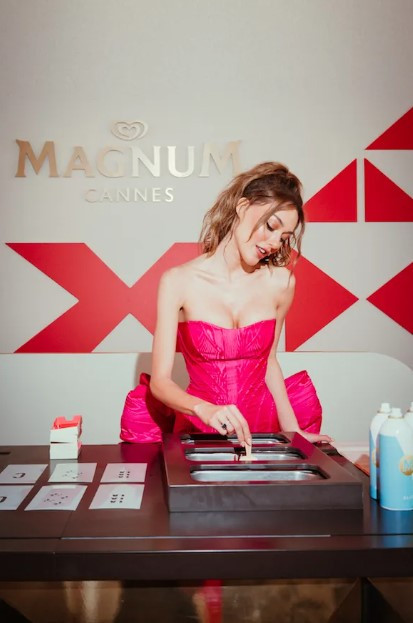 Dilan Çiçek Deniz, Cannes'da onur konuğu oldu. Fotoğrafları ile sosyal medyayı salladı - Resim: 1