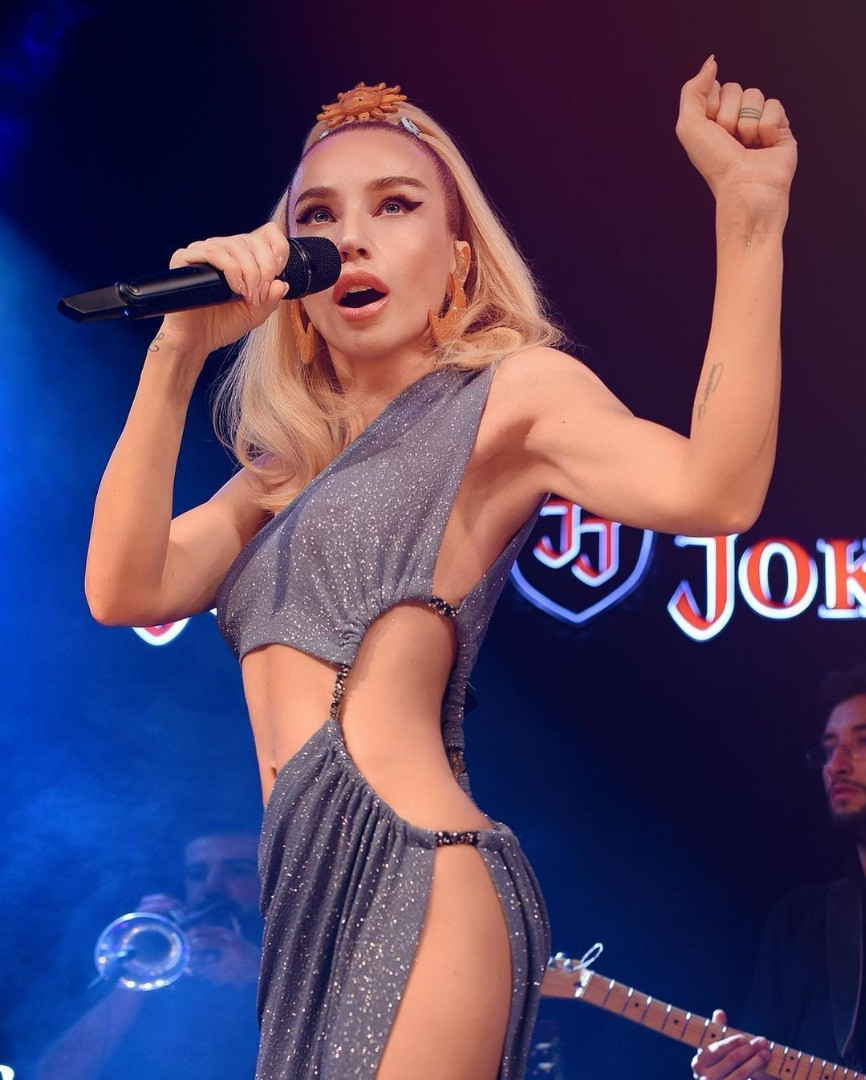 Gülşen, ‘ateşten elbise’ koleksiyonu ile yaktı kavurdu - Resim: 6