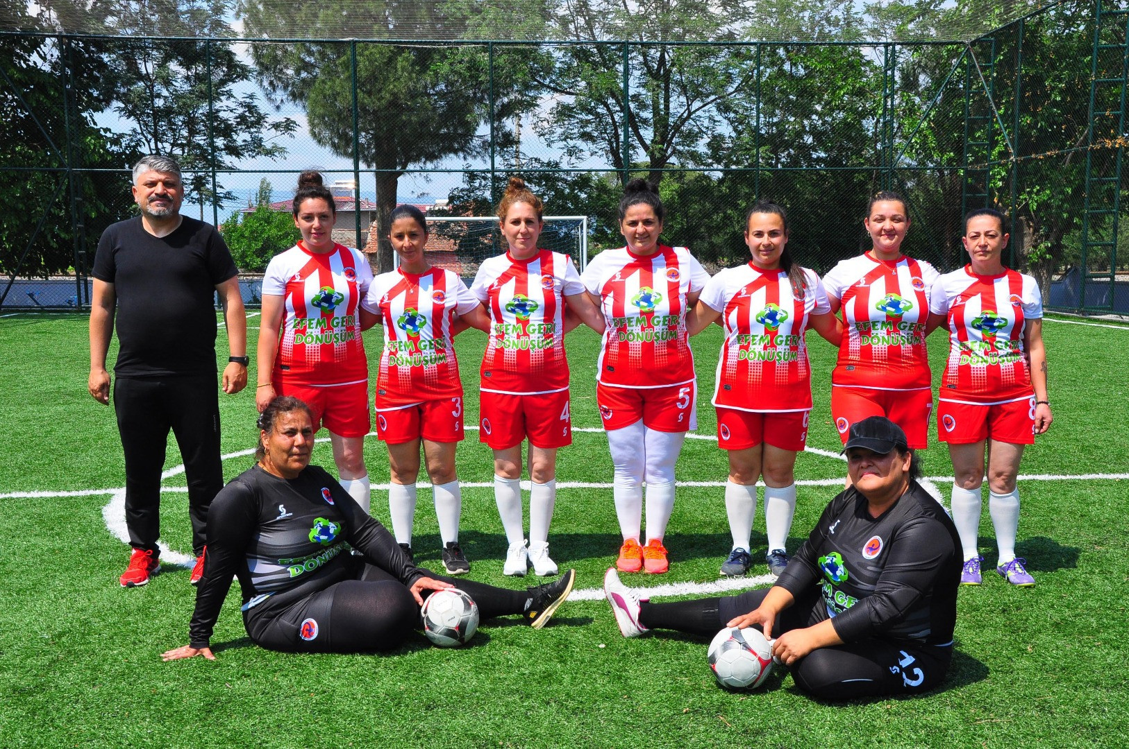 Gündüz üzüm bağında, akşam halı sahada - Resim: 12