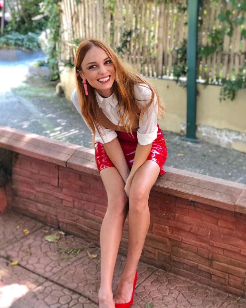 Nilperi Şahinkaya ten rengi bikinisiyle Cannes'ı salladı! Paylaşımına beğeni yağdı - Resim: 21