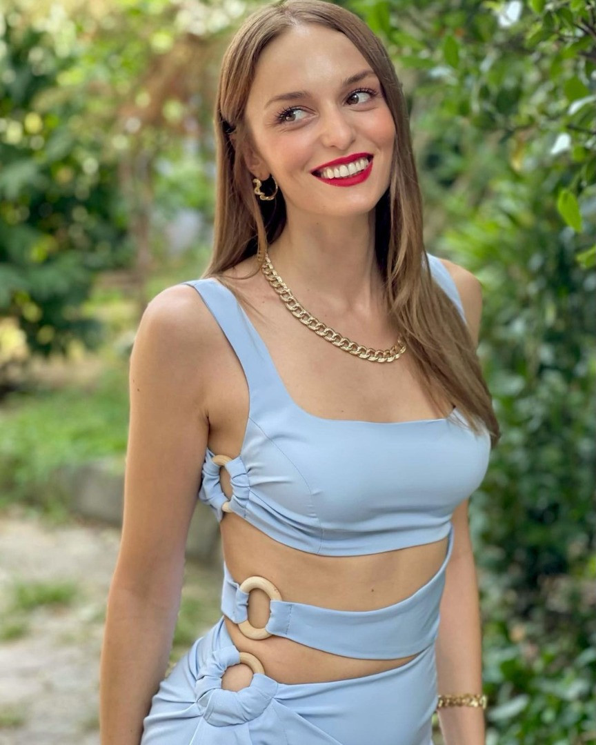 Nilperi Şahinkaya ten rengi bikinisiyle Cannes'ı salladı! Paylaşımına beğeni yağdı - Resim: 4