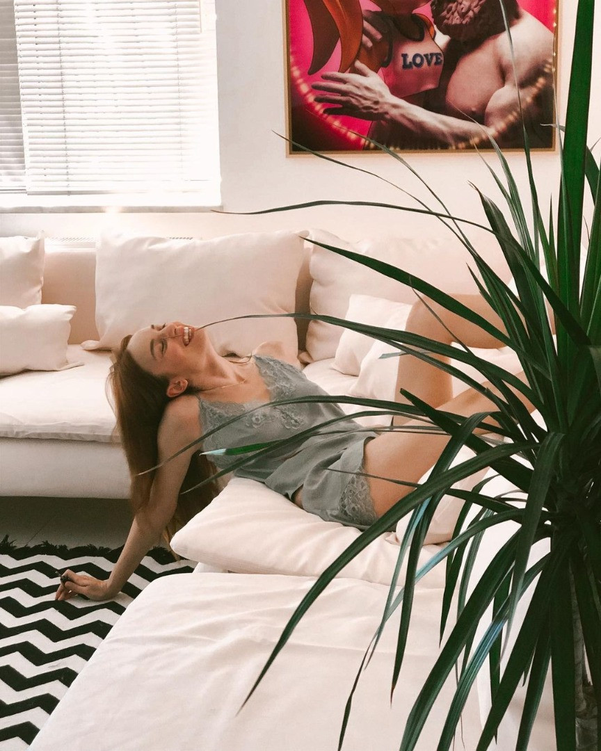 Nilperi Şahinkaya ten rengi bikinisiyle Cannes'ı salladı! Paylaşımına beğeni yağdı - Resim: 16