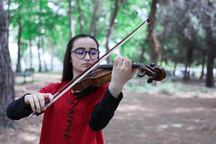 13 yaşındaki Cansu kemanıyla Guinness rekorlar kitabına girdi. 2 yıl boyunca öğretmeniyle hiçbir şekilde sözlü iletişim kurmamıştı - Resim: 9