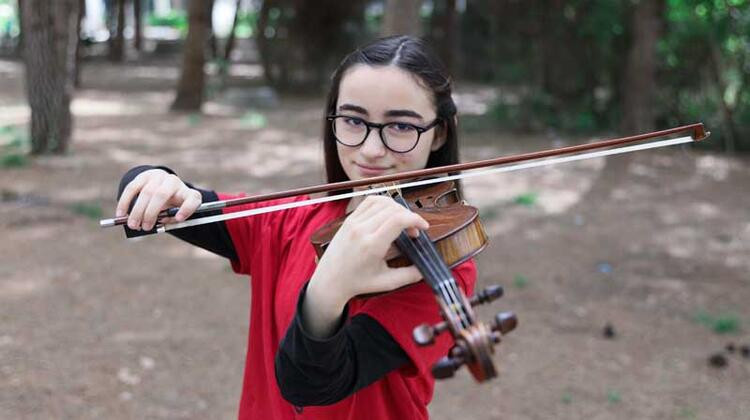 13 yaşındaki Cansu kemanıyla Guinness rekorlar kitabına girdi. 2 yıl boyunca öğretmeniyle hiçbir şekilde sözlü iletişim kurmamıştı - Resim: 7