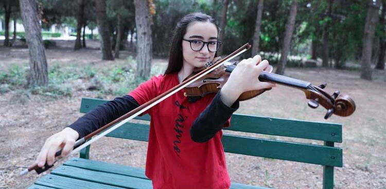13 yaşındaki Cansu kemanıyla Guinness rekorlar kitabına girdi. 2 yıl boyunca öğretmeniyle hiçbir şekilde sözlü iletişim kurmamıştı - Resim: 5