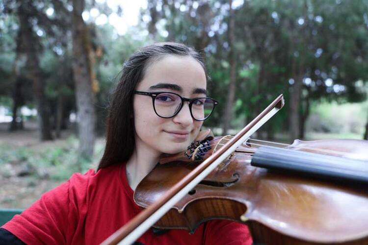 13 yaşındaki Cansu kemanıyla Guinness rekorlar kitabına girdi. 2 yıl boyunca öğretmeniyle hiçbir şekilde sözlü iletişim kurmamıştı - Resim: 4