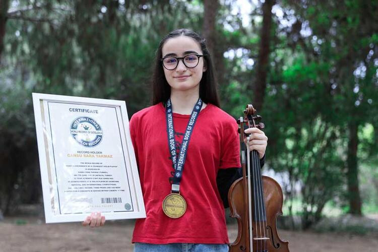 13 yaşındaki Cansu kemanıyla Guinness rekorlar kitabına girdi. 2 yıl boyunca öğretmeniyle hiçbir şekilde sözlü iletişim kurmamıştı - Resim: 2