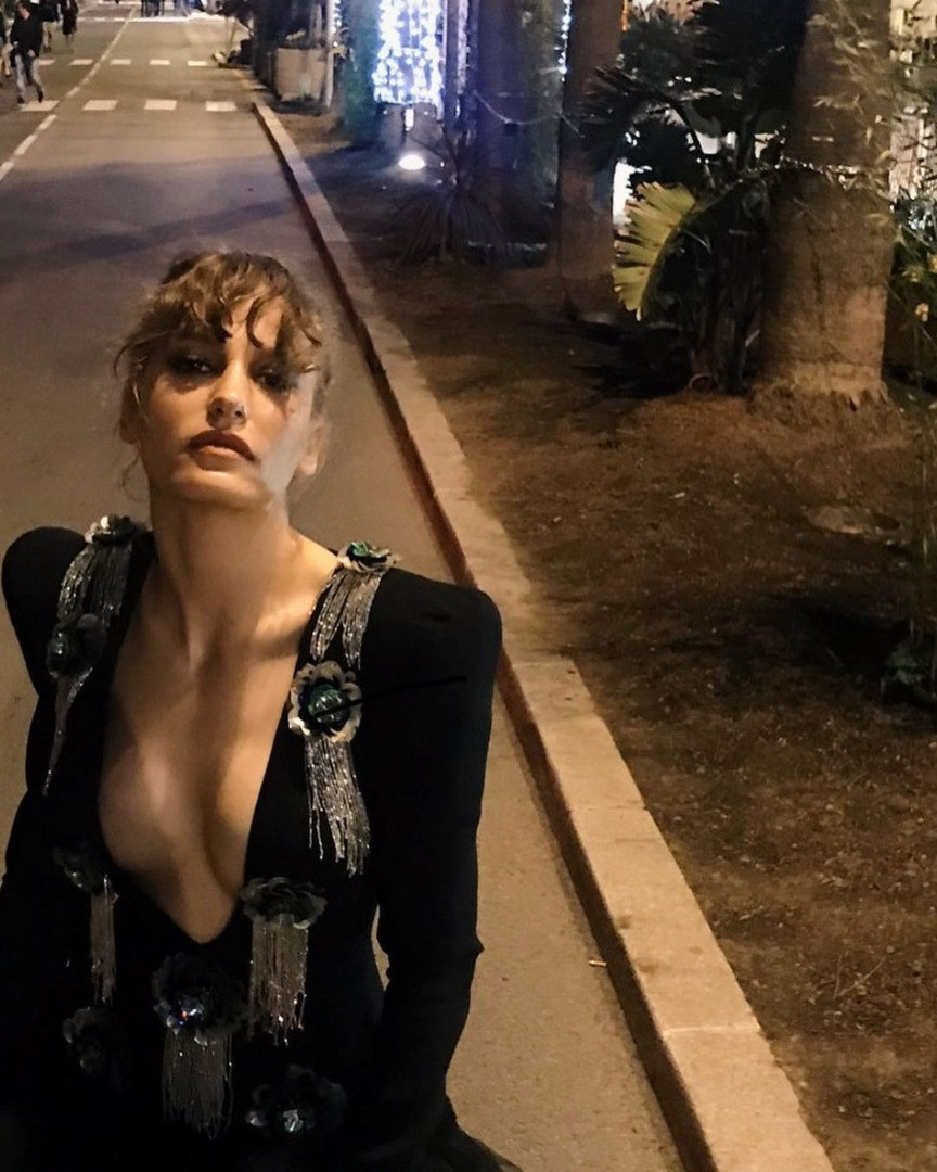 Serenay Sarıkaya'dan mini şortlu cesur paylaşım! ''İçine bir şey giymemiş sandım'' - Resim: 19
