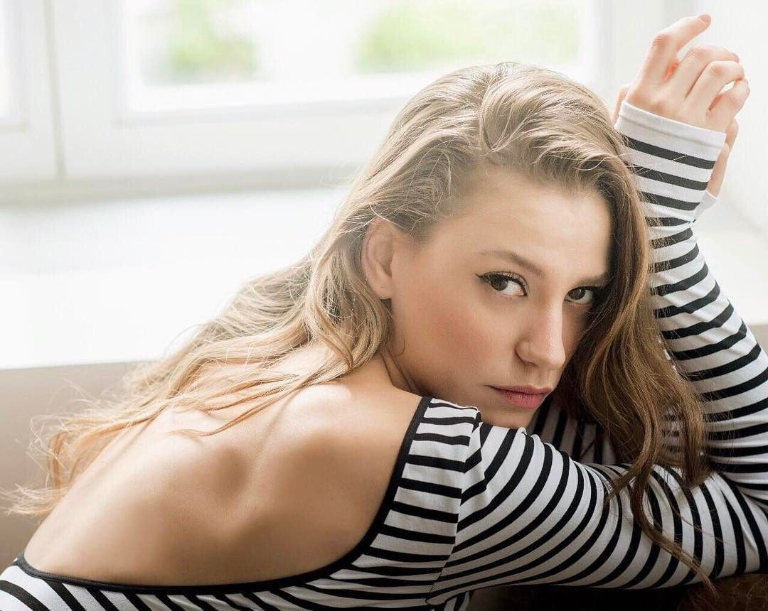 Serenay Sarıkaya'dan mini şortlu cesur paylaşım! ''İçine bir şey giymemiş sandım'' - Resim: 14
