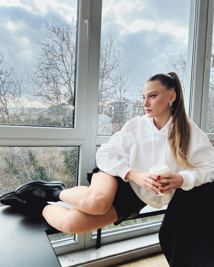 Serenay Sarıkaya'dan mini şortlu cesur paylaşım! ''İçine bir şey giymemiş sandım'' - Resim: 3