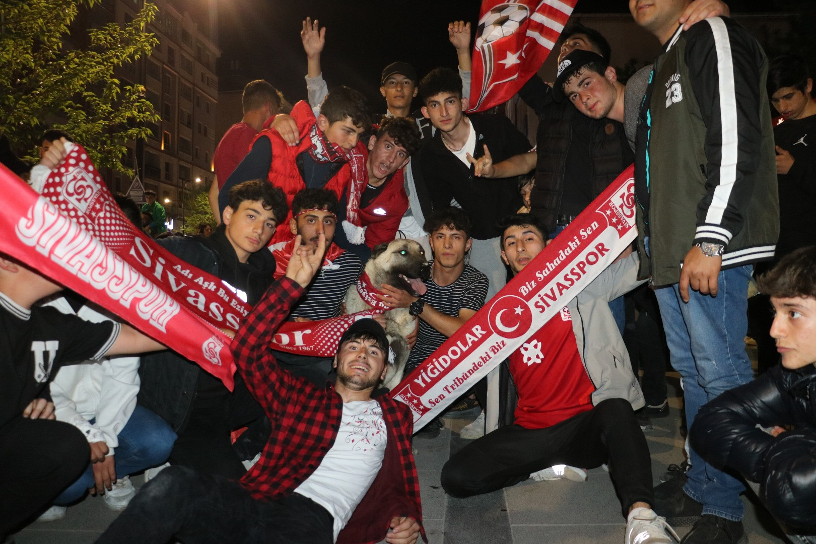 Sivas’ta kupa sevinci sürüyor. Kutlamaya kangal köpeği damga vurdu - Resim: 2