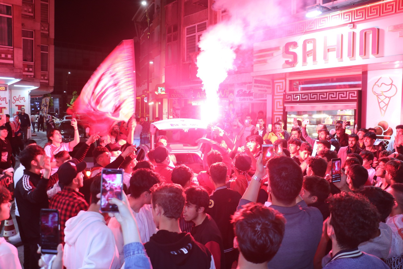 Sivas’ta kupa sevinci sürüyor. Kutlamaya kangal köpeği damga vurdu - Resim: 1