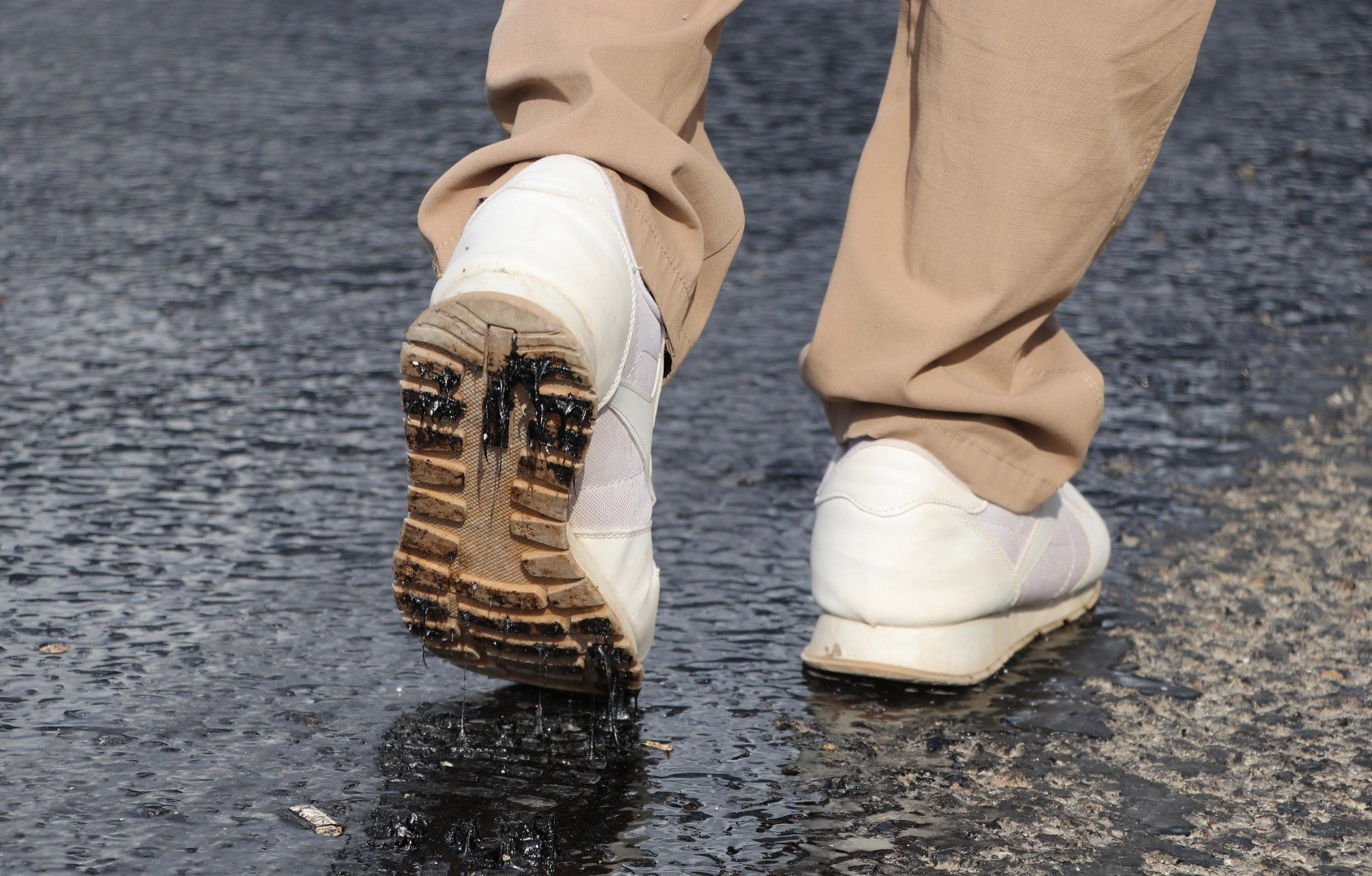 Kavuran sıcak asfaltı eritti - Resim: 1