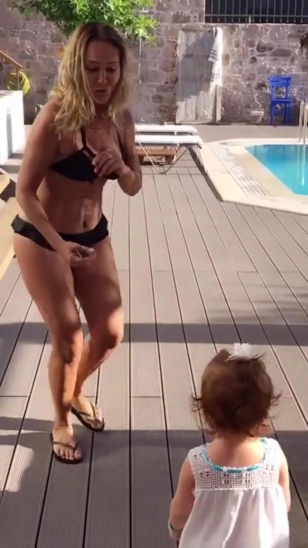 Hülya Avşar yıllar sonra bikinili yakalandı - Resim: 12