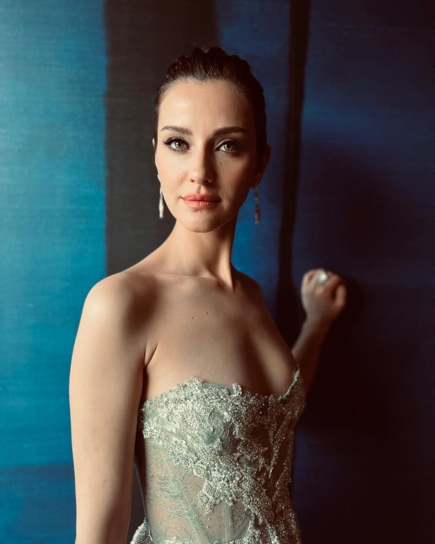 İrem Helvacıoğlu plajda aşka geldi! Sevgilisini öpmeye doyamadı - Resim: 13