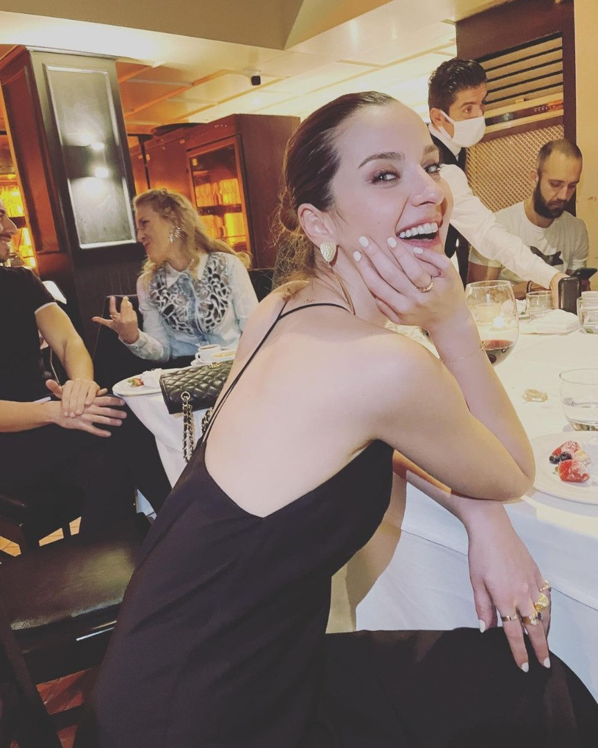 İrem Helvacıoğlu plajda aşka geldi! Sevgilisini öpmeye doyamadı - Resim: 6