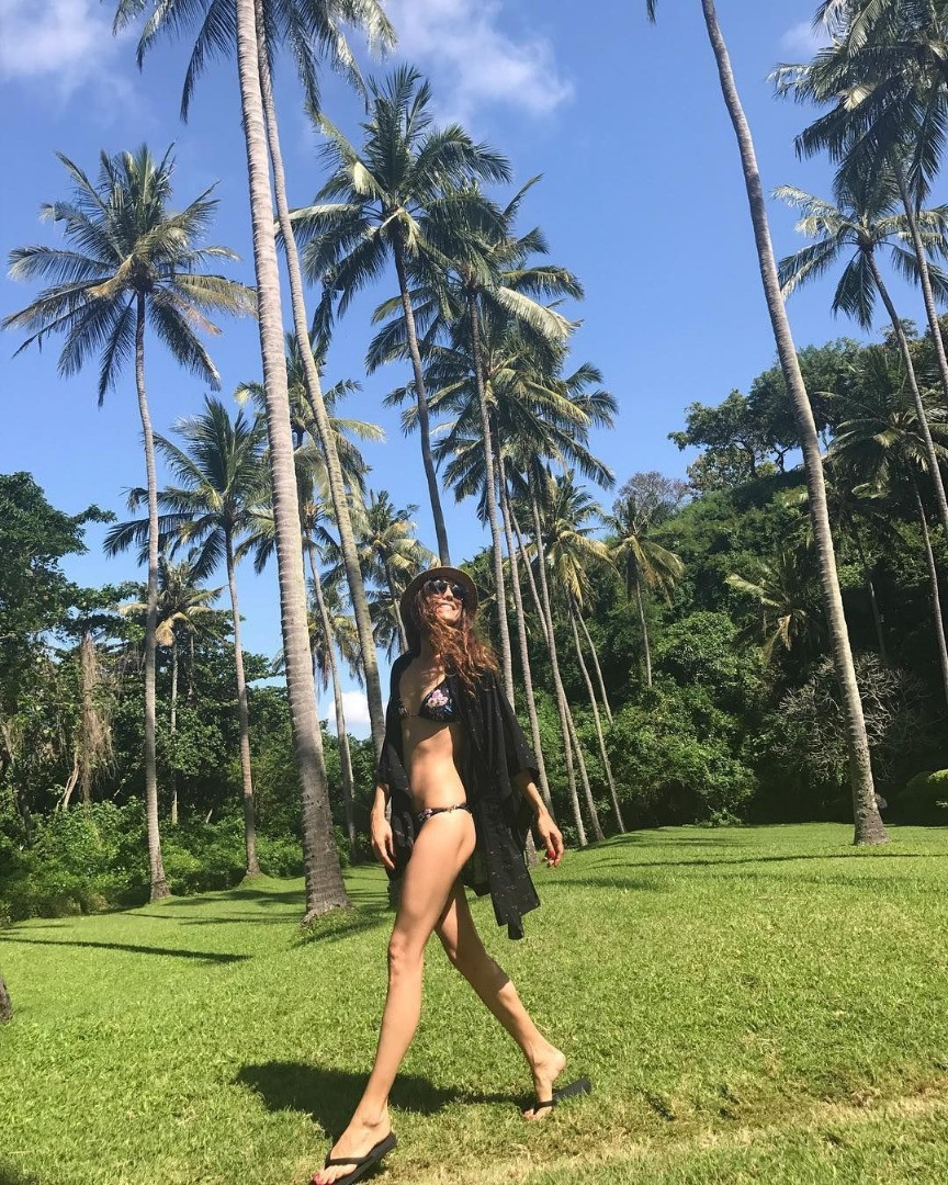 41 yaşındaki Cansu Dere'den bikini şov! Gençlere taş çıkardı - Resim: 33