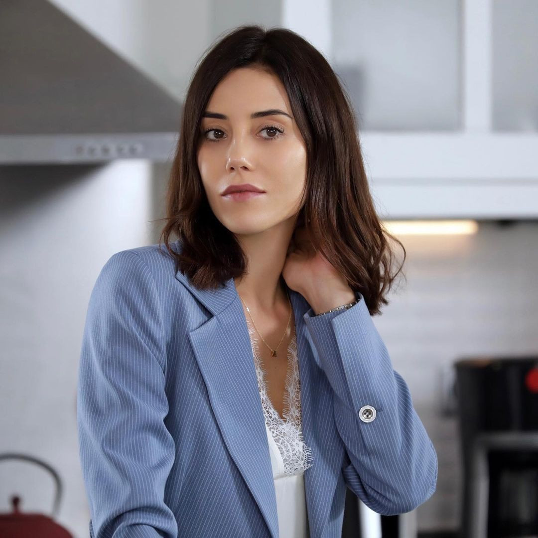 41 yaşındaki Cansu Dere'den bikini şov! Gençlere taş çıkardı - Resim: 2